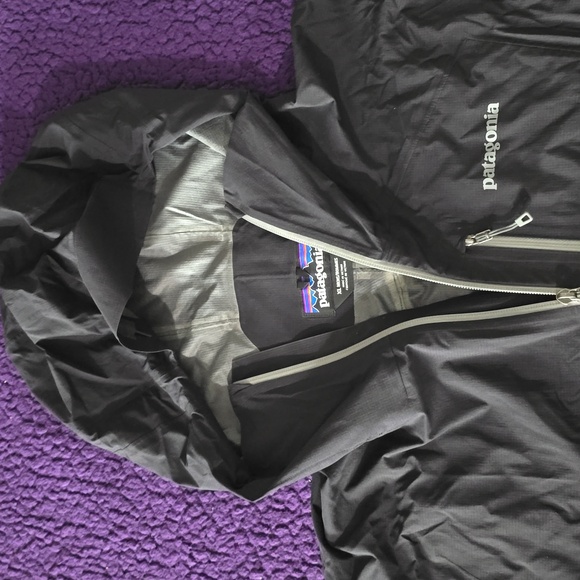 Patagonia Men's Stretch Raincoat with Gray Accents - Picture 2 of 5